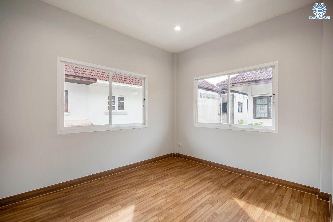 บ้านมือสองตกแต่งใหม่ โครงการ ซื่อตรง รัตนาธิเบศร์ หน้าโครงการติดรถไฟฟ้า "สถานีไทรม้า" เนื้อที่ 40 ตร.ว. ฟังก์ชัน 3 ห้องนอน 3 ห้องน้ำ 1 ที่จอดรถ เชื่อมต่อได้หลายเส้นทาง ใกล้เซ็นทรัลรัตนาธิเบศร์ และทางด่วน "งามวงศ์วาน"